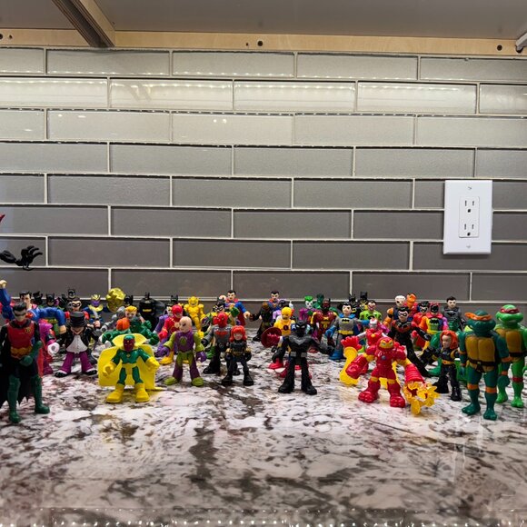 64 Marvel Figurines